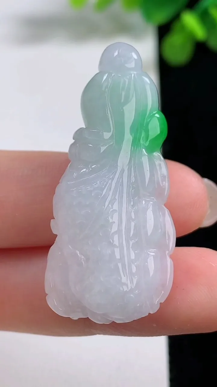 天然A货翡翠白菜吊坠，尺寸42-18-9，重量:10.90g
8月13日