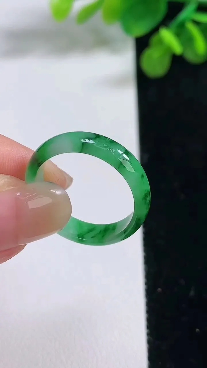 天然A货翡翠指环戒指，尺寸19-5.2-2.2，重:2.46g2025年8月13日
工厂直销收藏佳品,种好水足，色泽均匀，有种有色，上手高大气！