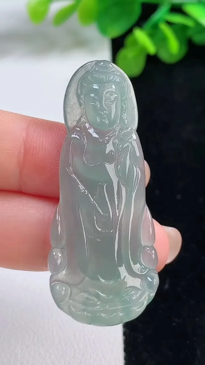 天然A货翡翠观音菩萨吊坠，尺寸50-21-4，重:6.99g
8月13日