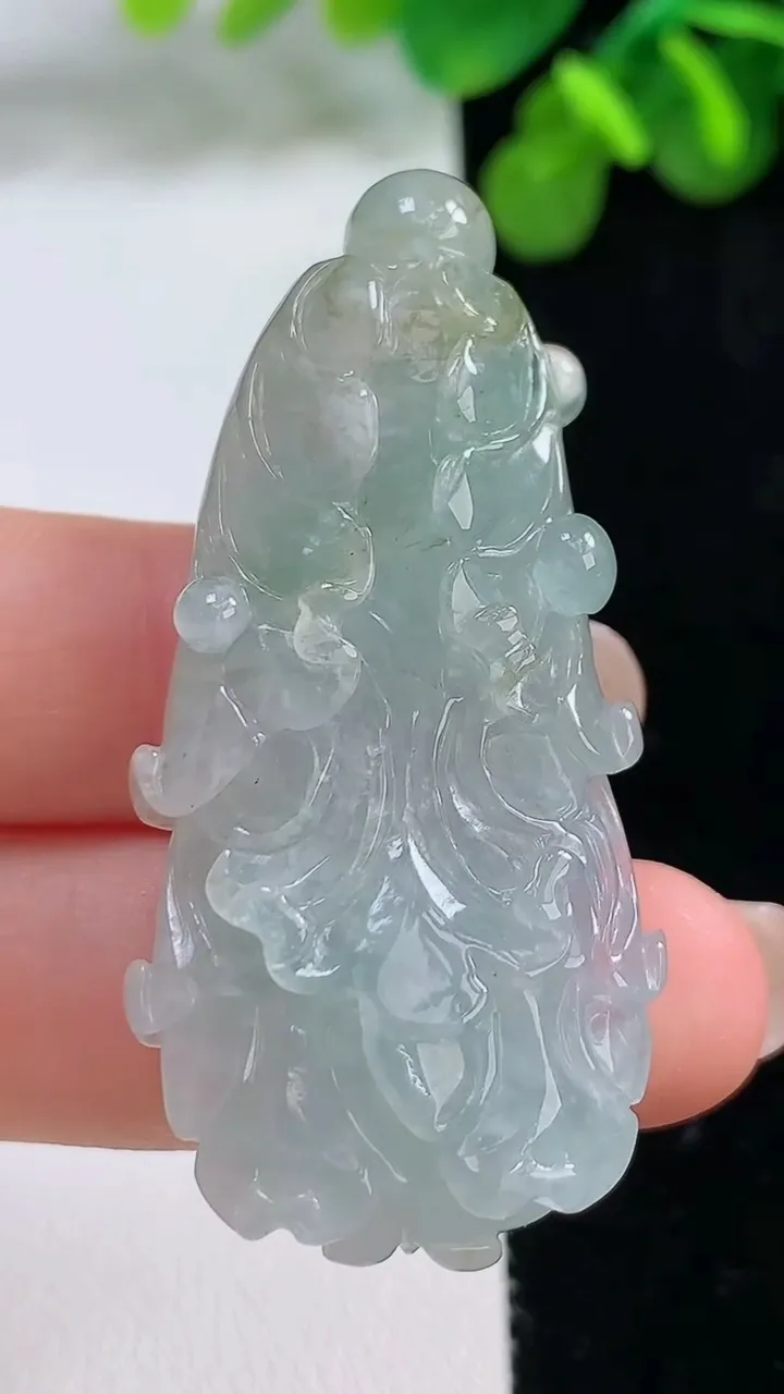 天然A货翡翠白菜吊坠，尺寸50.3-24.6-13.1，重:20.60g
8月13日