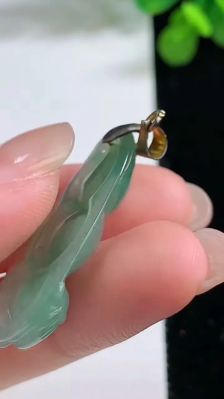 天然A货翡翠福豆吊坠，尺寸35.2-17.2-7.2，重:5.18g
8月13日