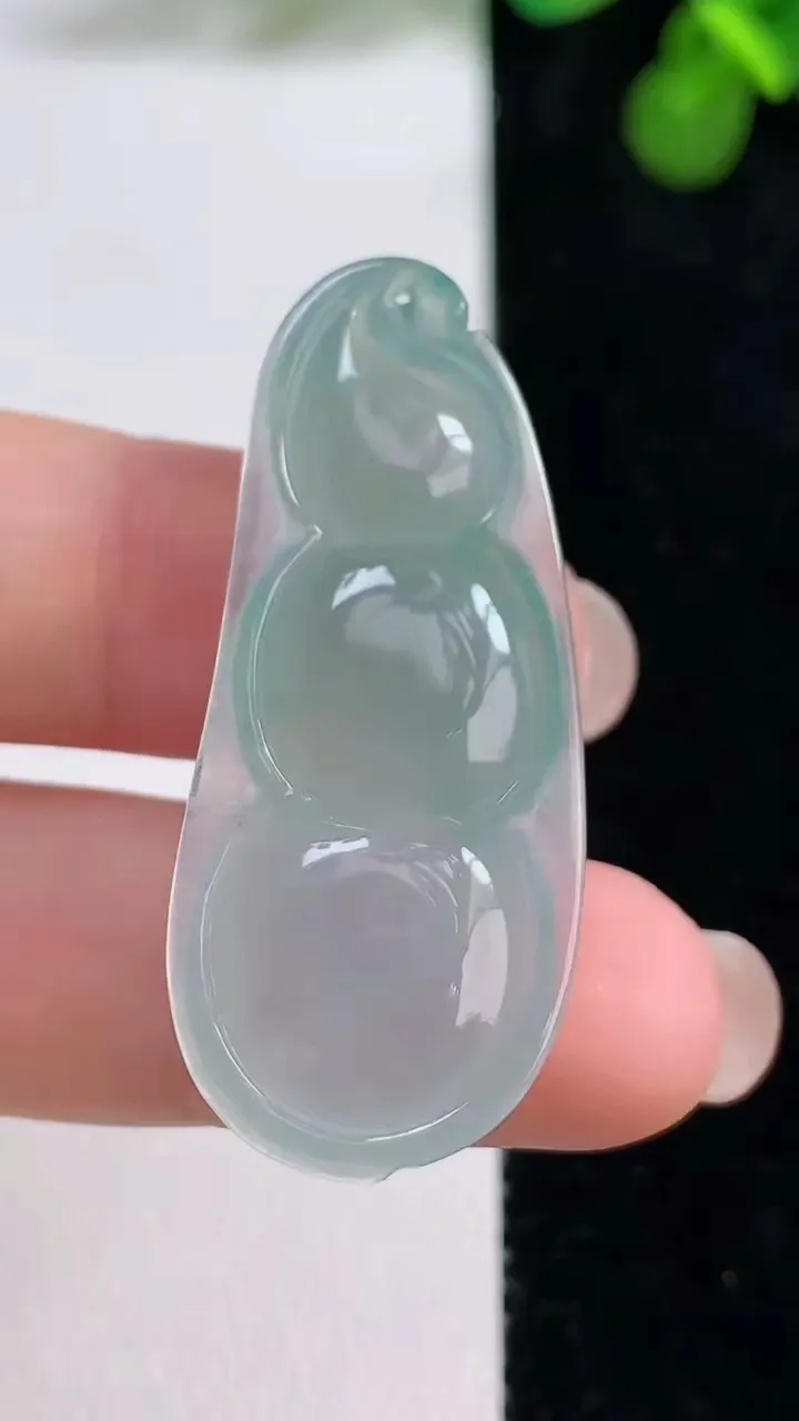 天然A货翡翠福豆吊坠，尺寸41.3-17.4-6，重量:7.00g
8月13日