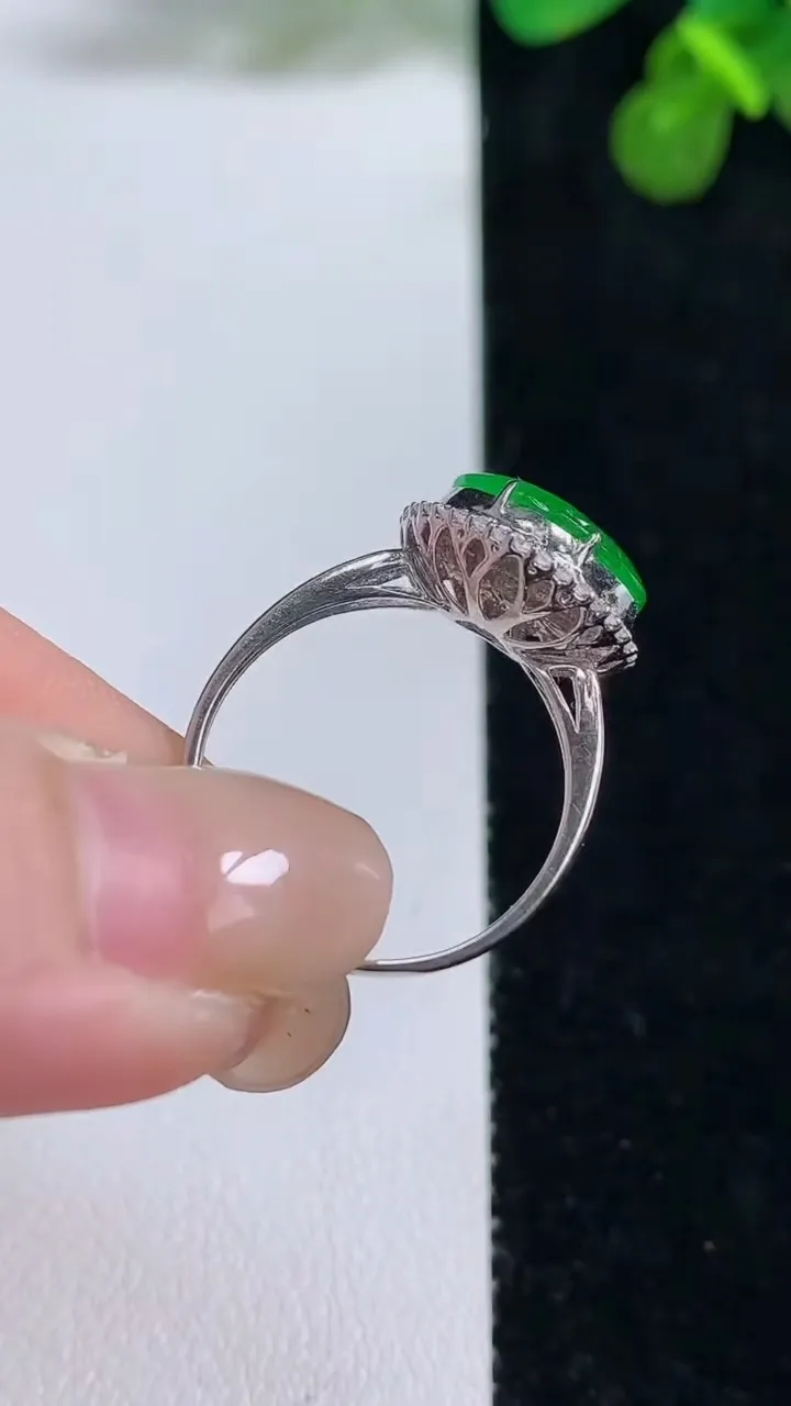 天然A货翡翠如意头戒指，尺寸17.8-8-11.2，重量:2.12g2025年8月13日
工厂直销收藏佳品,种好水足，色泽均匀，有种有色，上手高大气！