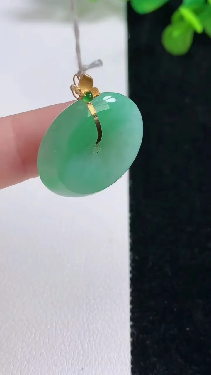 天然A货翡翠平安扣吊坠，尺寸22.7-6.2，重量:7.27g
8月13日