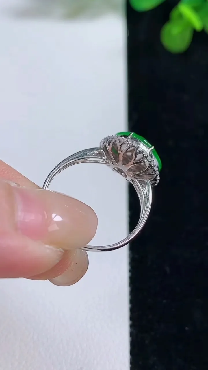 天然A货翡翠如意头戒指，尺寸17.8-8-11.2，重量:2.12g2025年8月13日
工厂直销收藏佳品,种好水足，色泽均匀，有种有色，上手高大气！