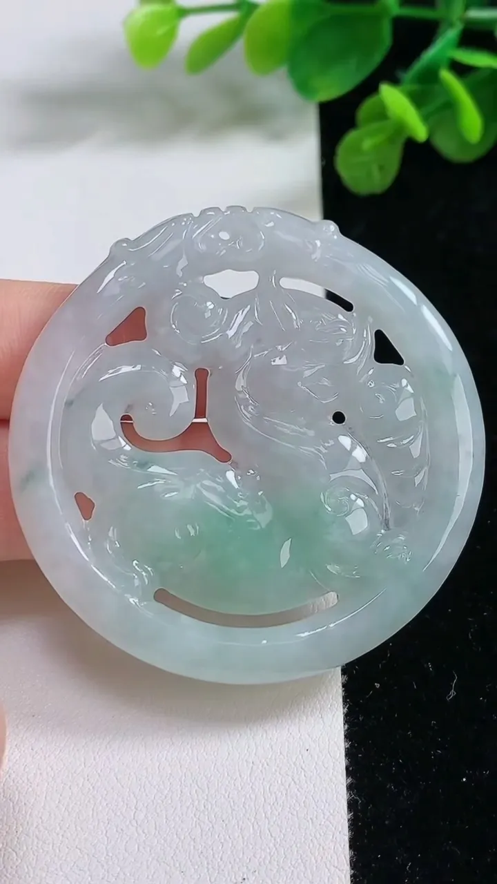天然A货翡翠麒麟牌吊坠，尺寸53.4-4.5，重:25.06g
8月13日