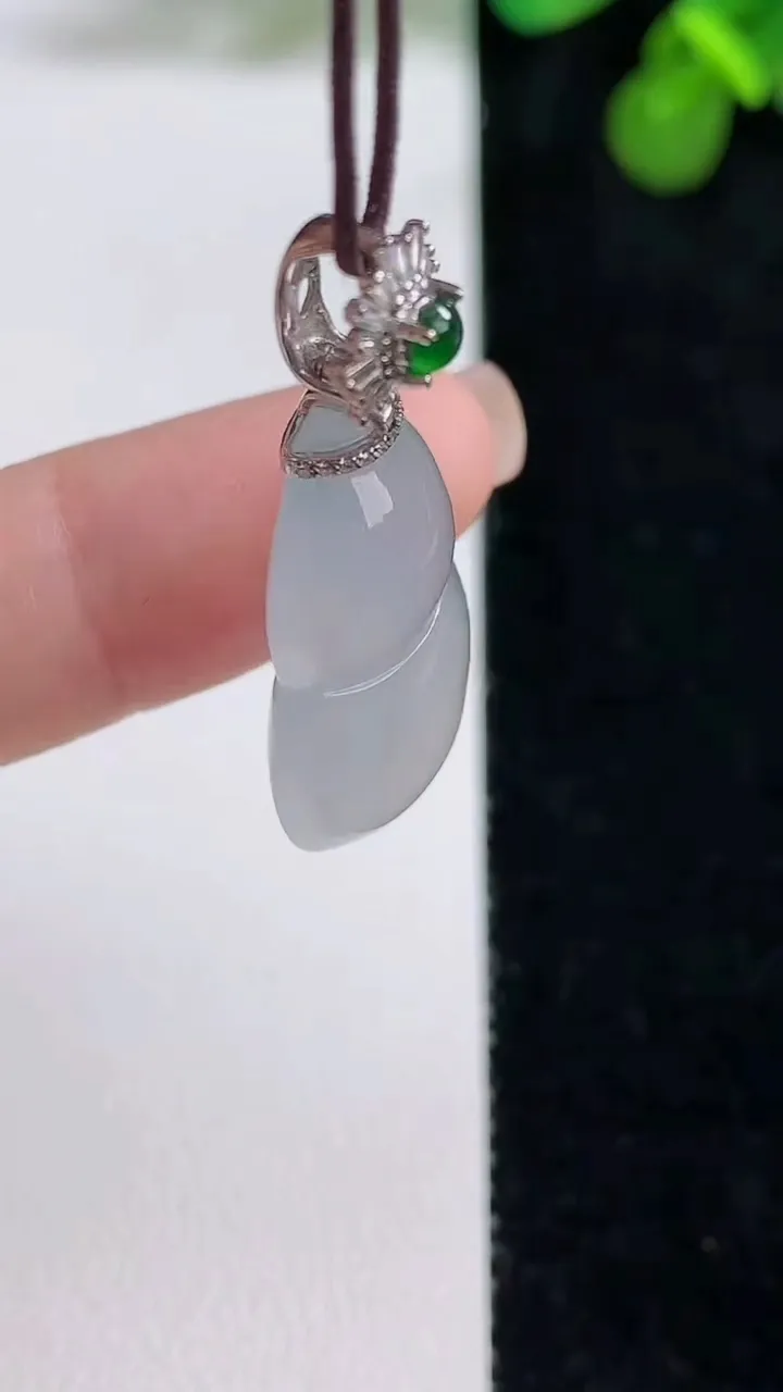 天然A货翡翠种飘花葫芦吊坠，尺寸25.5-16.2-7.4，重量:5.46g
8月13日
