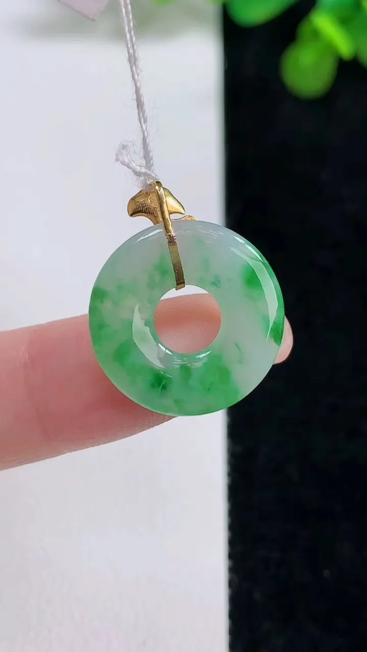 天然A货翡翠平安环吊坠，尺寸17.6-2.2，重量:2.17g
8月13日