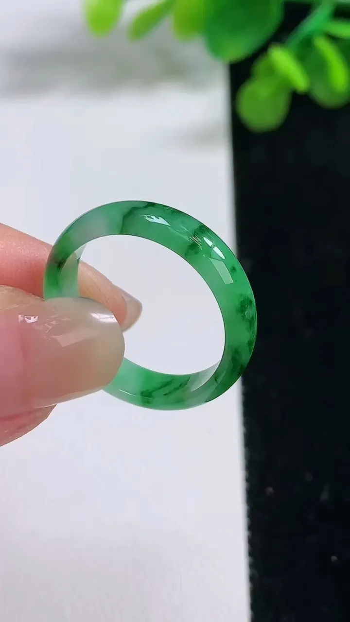 天然A货翡翠指环戒指，尺寸19-5.2-2.2，重:2.46g2025年8月13日
工厂直销收藏佳品