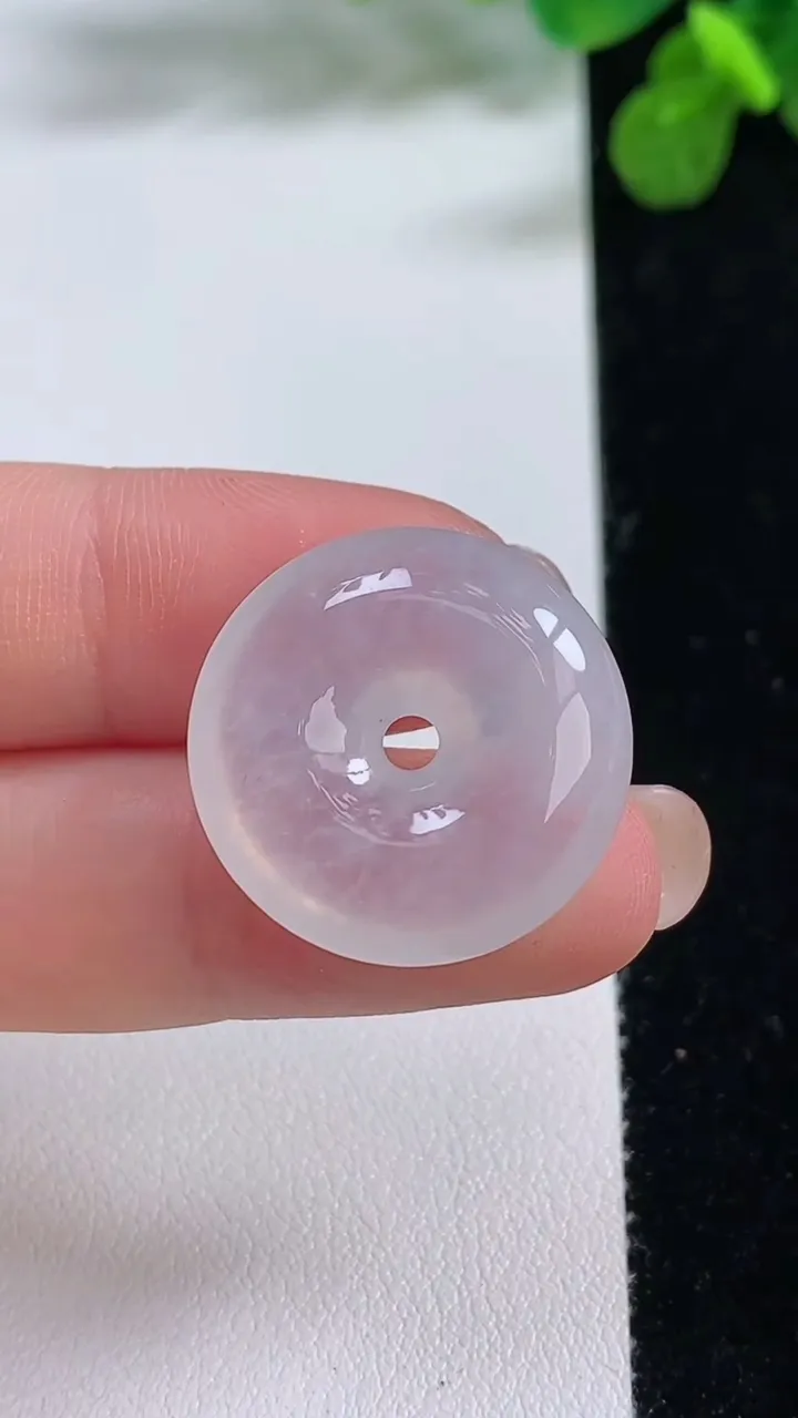 天然A货翡翠平安扣吊坠，尺寸22.5-6，重:5.85g
8月13日