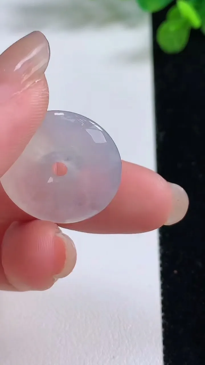 天然A货翡翠平安扣吊坠，尺寸22.5-6，重:5.85g
8月13日