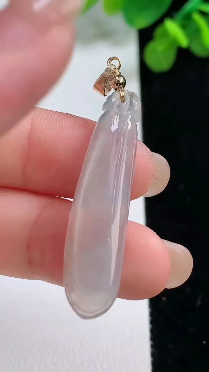 天然A货翡翠白冰福瓜吊坠，尺寸39-10-4，重:2.96g
8月13日