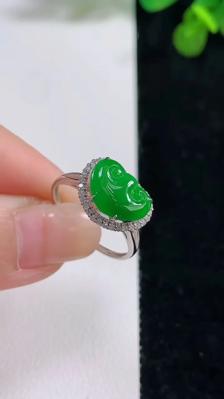 天然A货翡翠如意头戒指，尺寸17.8-8-11.2，重量:2.12g2025年8月13日
工厂直销收藏佳品,种好水足，色泽均匀，有种有色，上手高大气！
