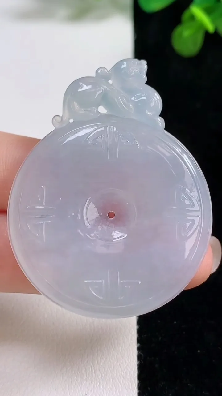 天然A货翡翠紫罗兰复古平安扣吊坠，尺寸49.3-38.6-5，重量:18.36g
8月13日