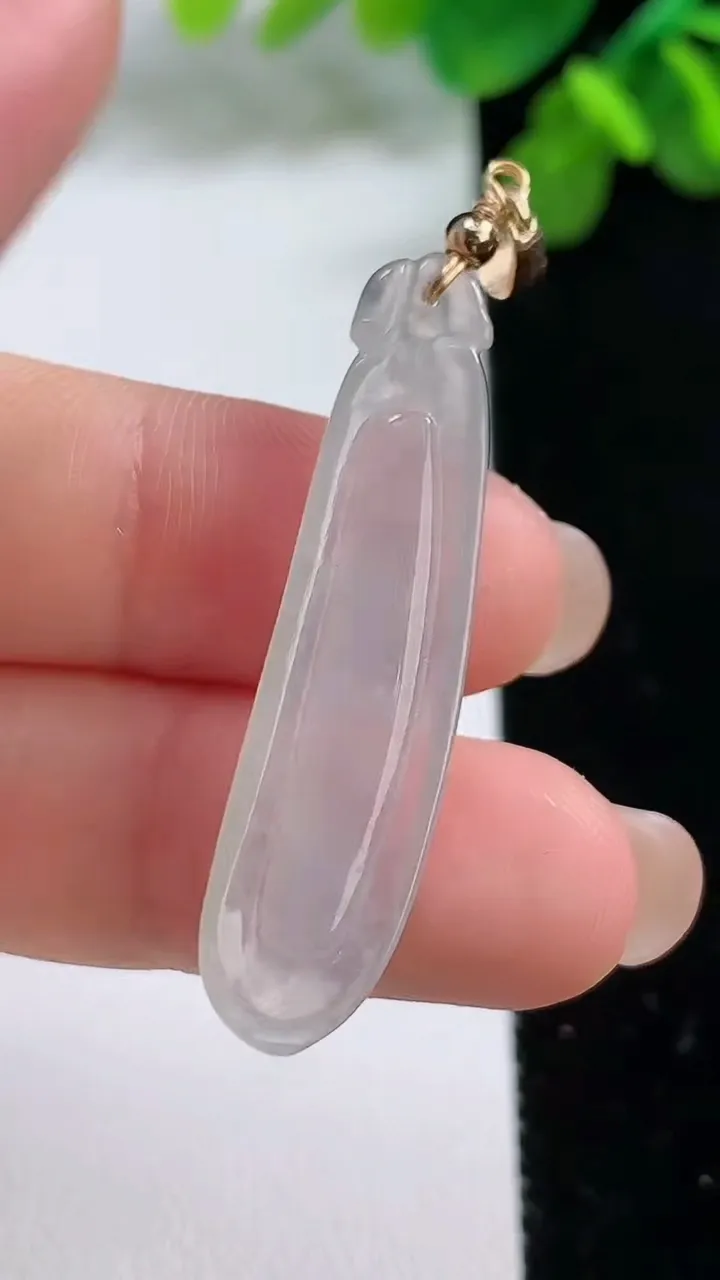 天然A货翡翠白冰福瓜吊坠，尺寸39-10-4，重:2.96g
8月13日