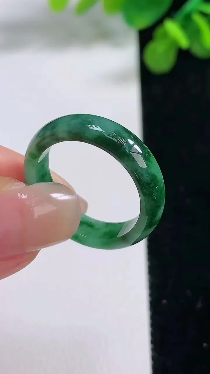天然A货翡翠指环戒指，尺寸19.4-6-3.1，重:3.65g2025年8月13日
工厂直销收藏佳品