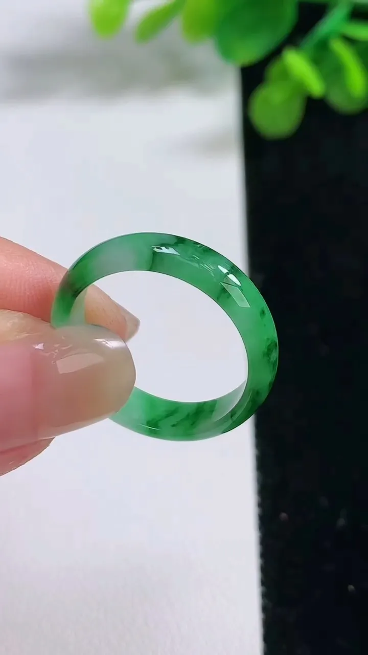 天然A货翡翠指环戒指，尺寸19-5.2-2.2，重:2.46g2025年8月13日
工厂直销收藏佳品,种好水足，色泽均匀，有种有色，上手高大气！