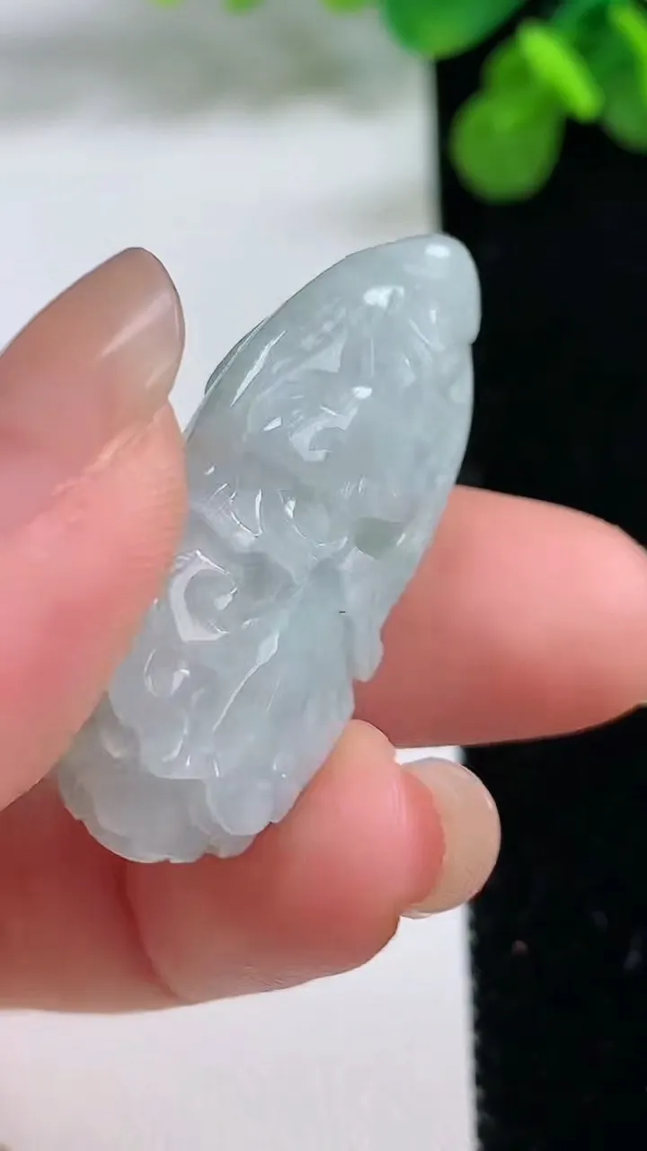 天然A货翡翠白菜吊坠，尺寸38-18.2-10.3，重:12.22g
8月13日