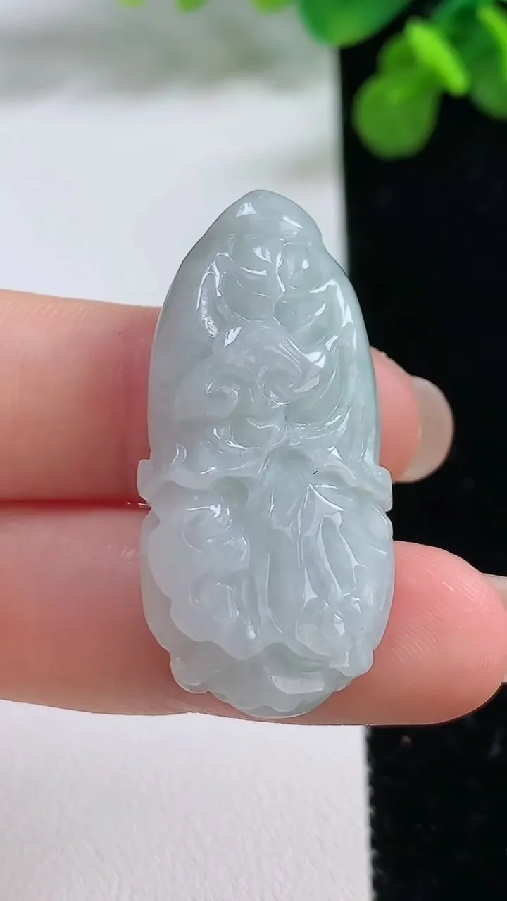 天然A货翡翠白菜吊坠，尺寸38-18.2-10.3，重:12.22g
8月13日