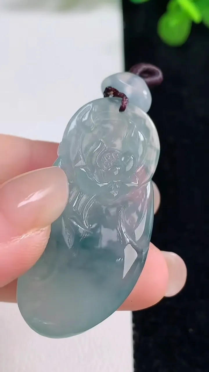 天然A货翡翠冰种飘花财神爷吊坠，尺寸40.4-19-11.8，重量:15.28g
8月13日