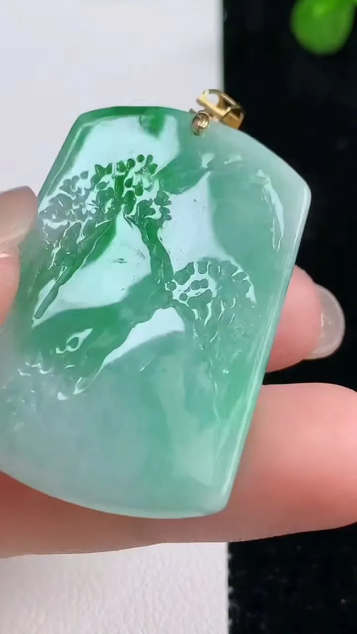 天然A货翡翠山水牌吊坠，尺寸40.7-26.3-5.8，重量:15.50g
8月13日