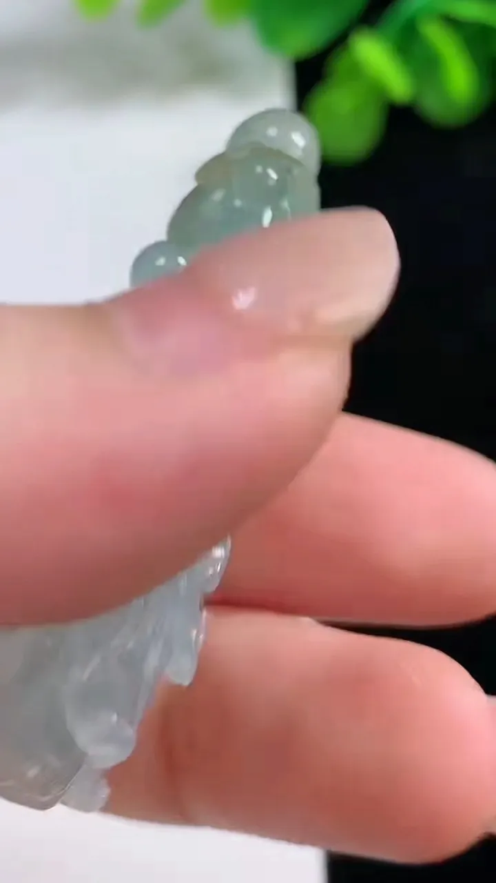 天然A货翡翠白菜吊坠，尺寸50.3-24.6-13.1，重:20.60g
8月13日