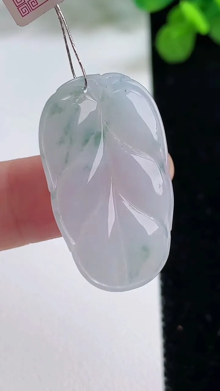 天然A货翡翠飘花金枝玉叶 叶子吊坠，尺寸31.3-18.3-3.6，重:3.95g
8月13日