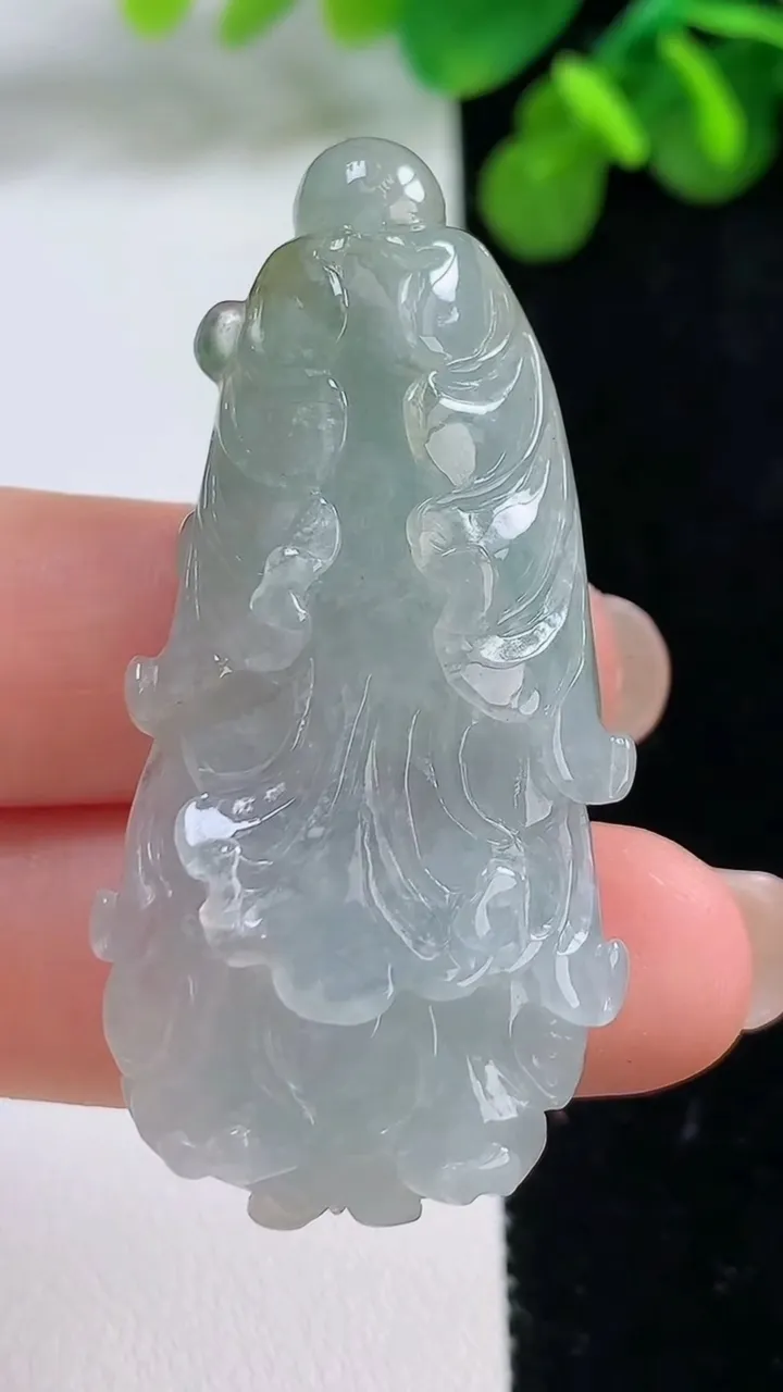 天然A货翡翠白菜吊坠，尺寸50.3-24.6-13.1，重:20.60g
8月13日