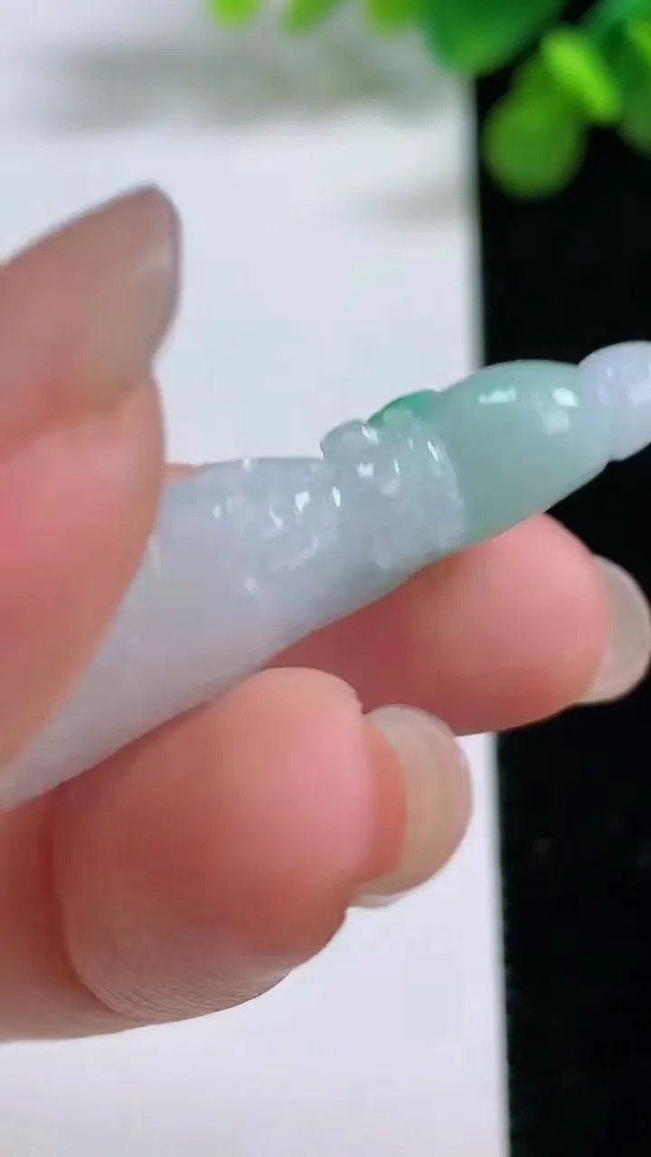 天然A货翡翠白菜吊坠，尺寸42-18-9，重量:10.90g
8月13日