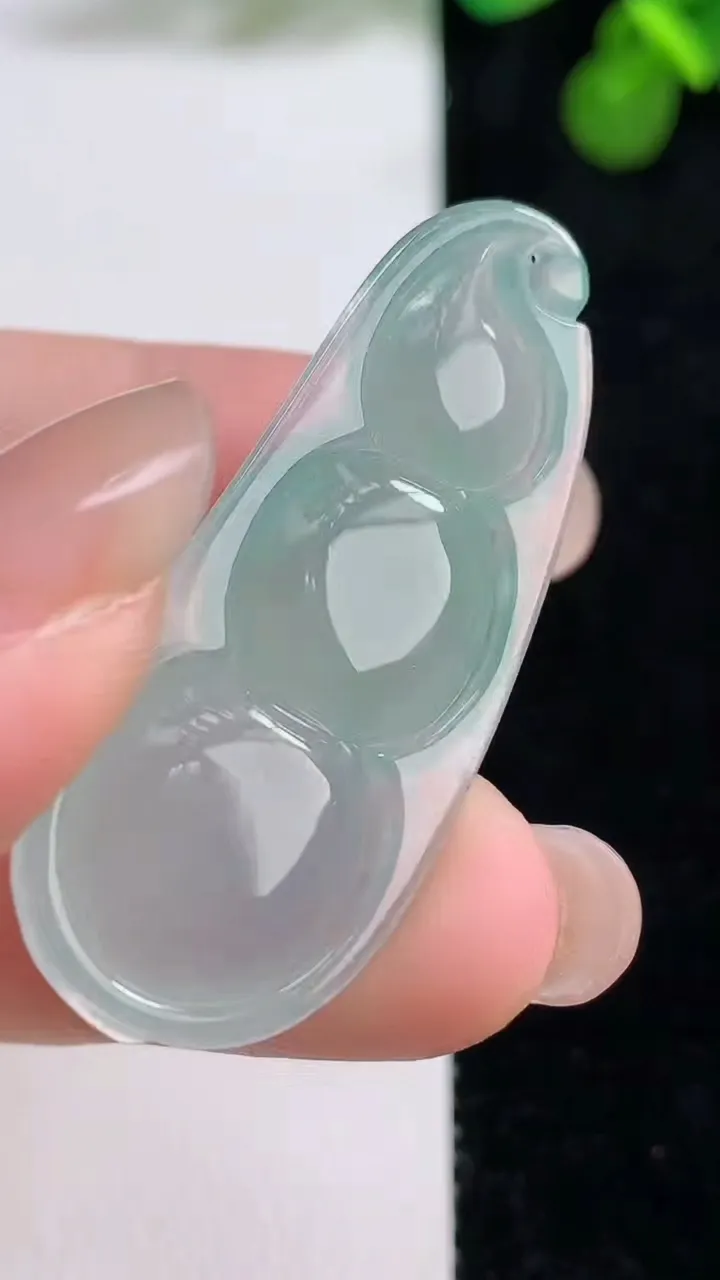 天然A货翡翠福豆吊坠，尺寸41.3-17.4-6，重量:7.00g
8月13日
