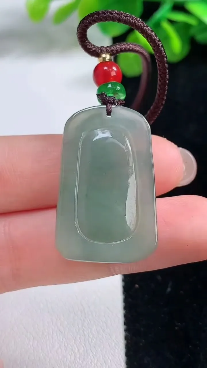 天然A货翡翠生肖虎吊坠，尺寸 31-19.6-4.6，重: 6.28g
8月13日
