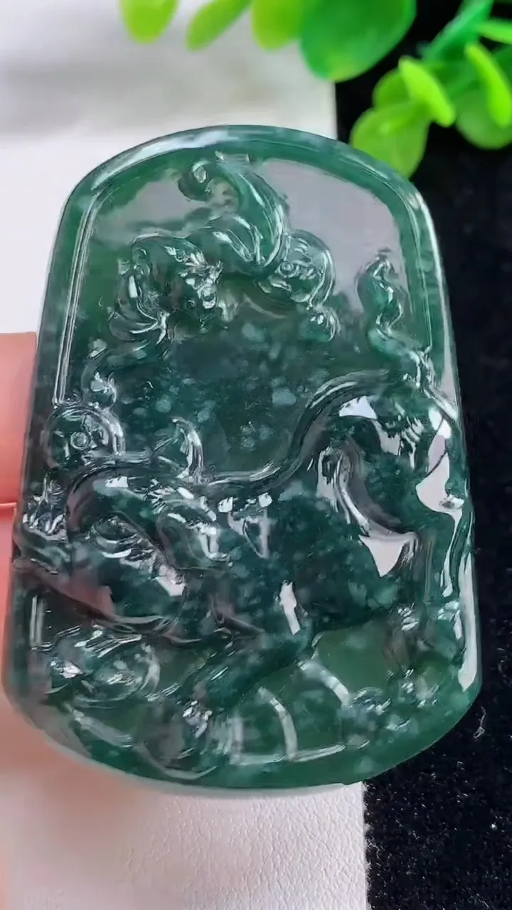 天然A货翡翠蓝水生肖猪吊坠，尺寸62.8-42.5-7.2，重:31.40g
8月13日