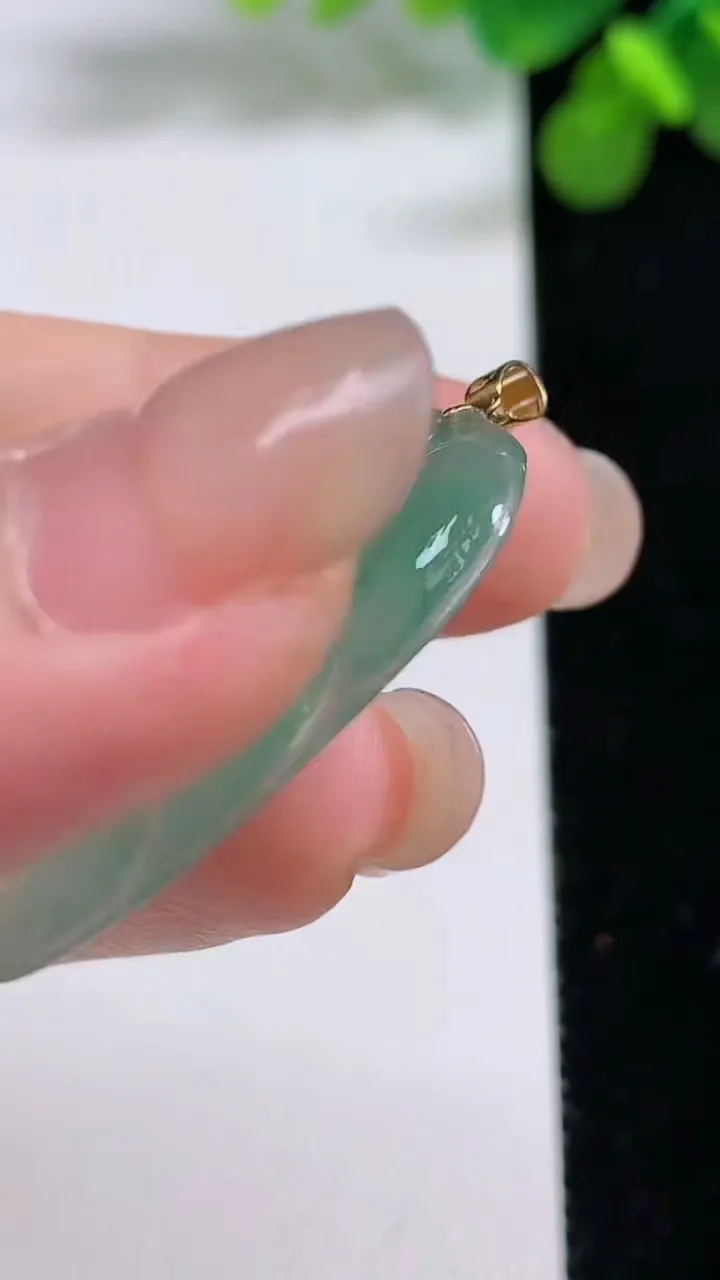 天然A货翡翠金枝玉叶 叶子吊坠，尺寸33.2-19-2.8，重量:3.67g
8月14日