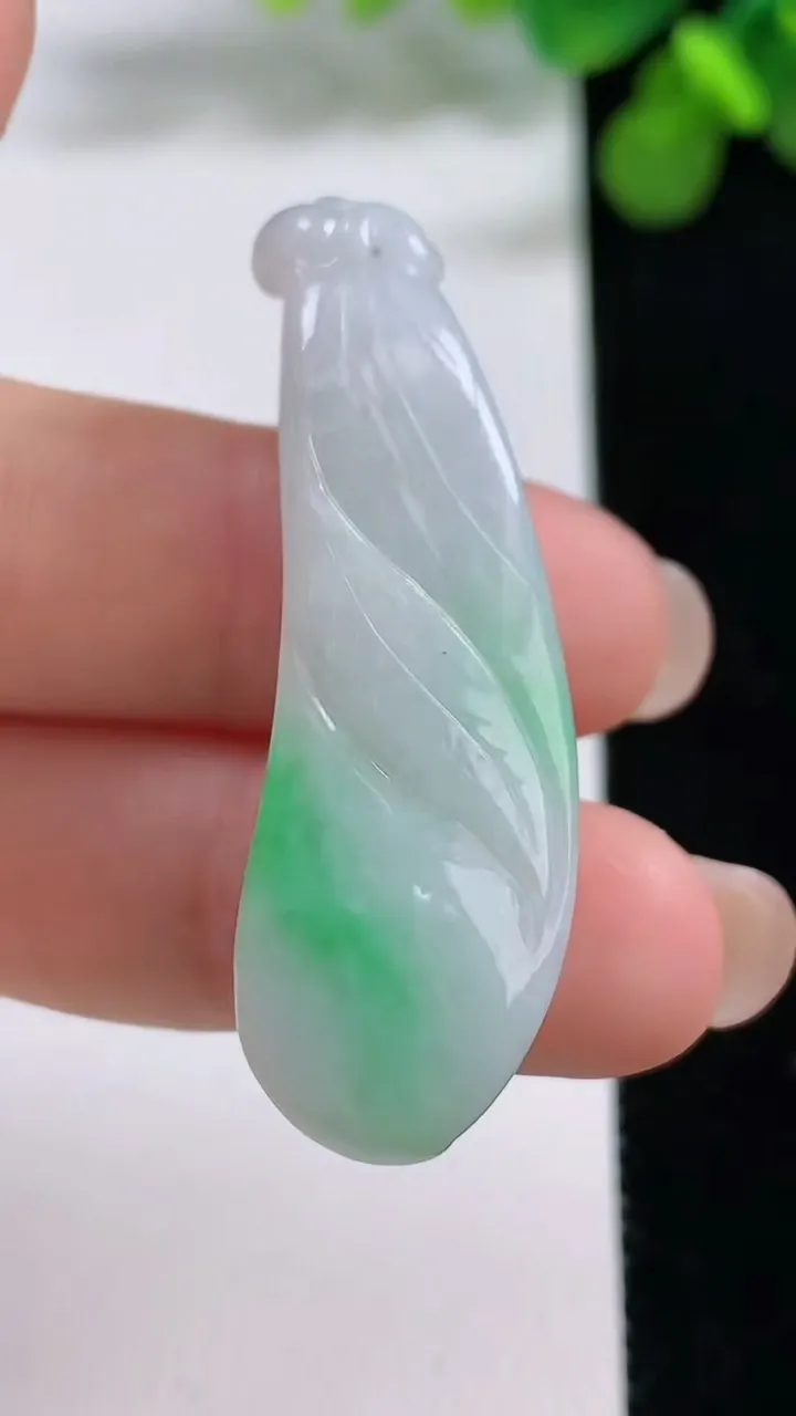 天然A货翡翠福豆吊坠，尺寸44.4-14.7-9.2，重量:9.31g
8月14日