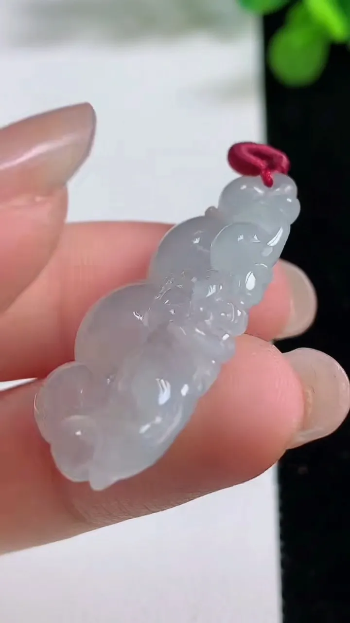 天然A货翡翠今非昔比 蜥蜴吊坠，尺寸34.6-20.2-5.4，重量:5.67g
8月14日