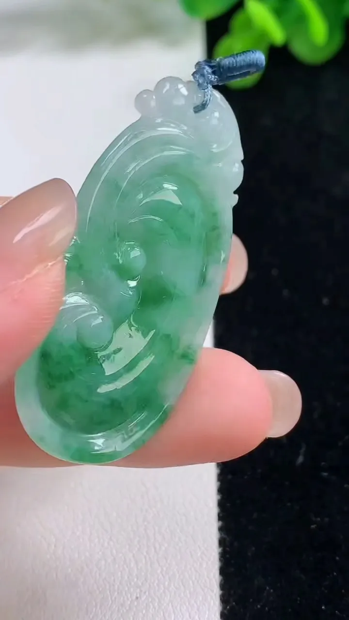 天然A货翡翠如意吊坠，尺寸45-21-5.3，重量:9.60g
8月14日