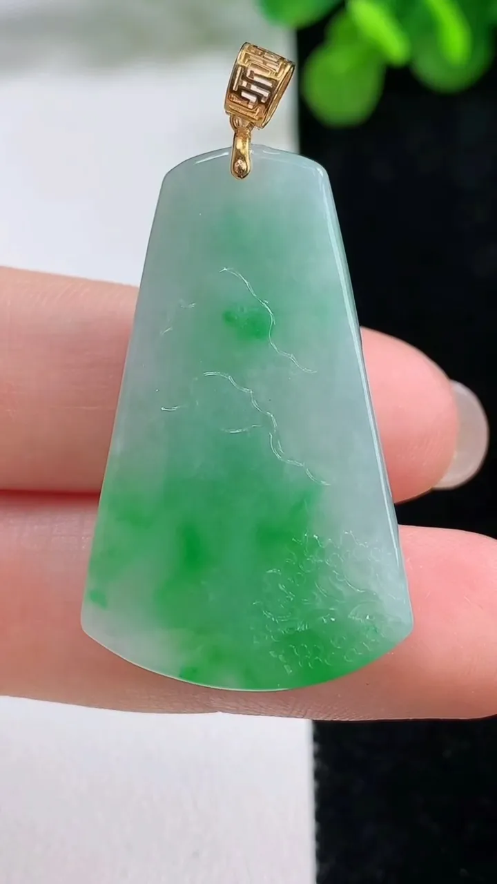 天然A货翡翠山水牌吊坠，尺寸36-21-5.6，重量:9.02g
8月14日
