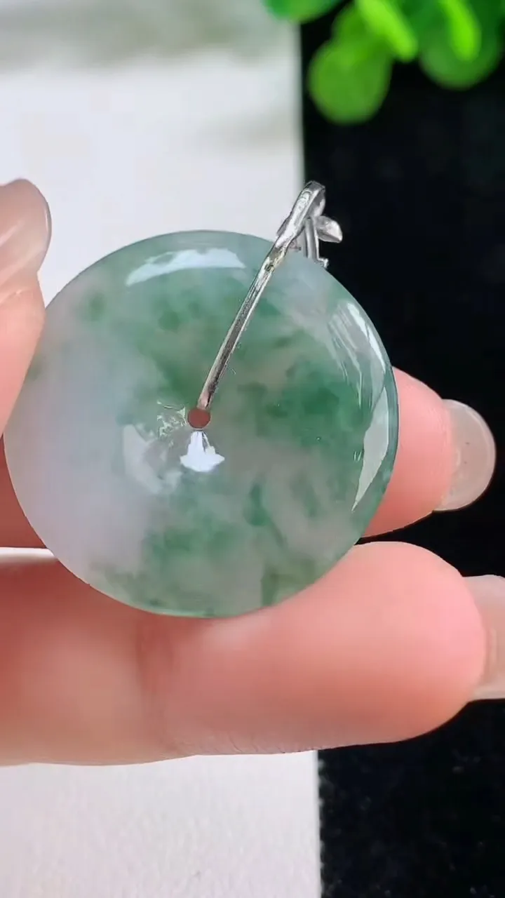 天然A货翡翠18k金飘花平安扣吊坠，尺寸27.7-4，重量:6.76g
8月14日