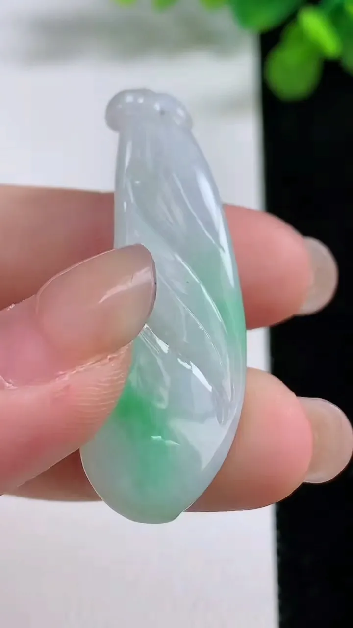 天然A货翡翠福豆吊坠，尺寸44.4-14.7-9.2，重量:9.31g
8月14日
