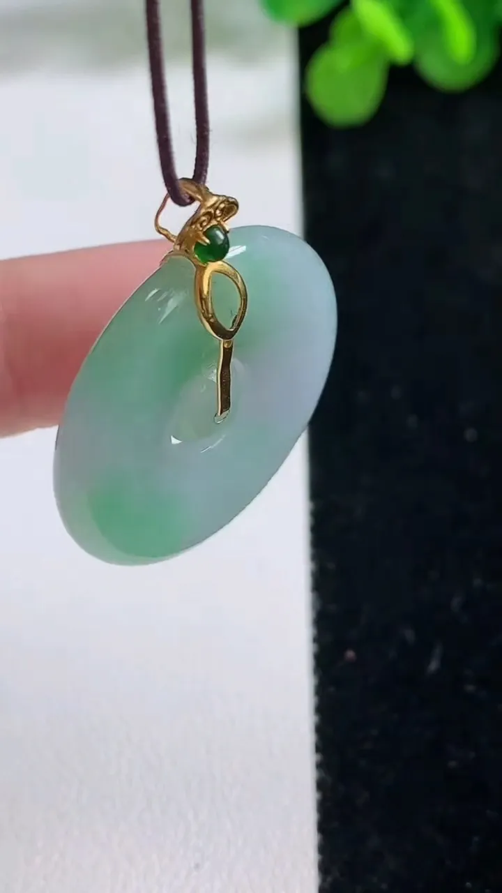天然A货翡翠母子平安扣吊坠，尺寸26.8-4.8，重量:8.30g
8月14日