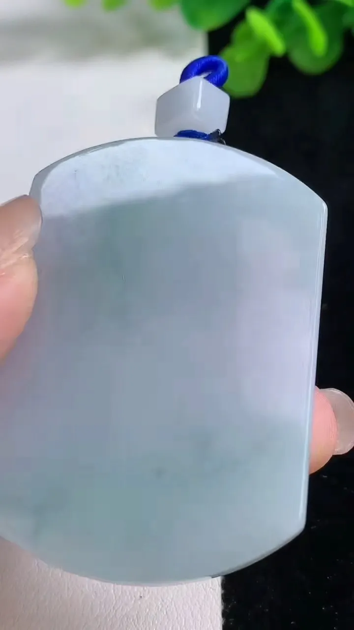 天然A货翡翠飘花无事牌吊坠，尺寸53-38.6-6，重量:37.40g
8月14日