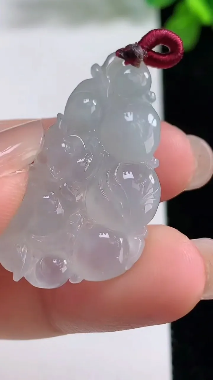 天然A货翡翠今非昔比 蜥蜴吊坠，尺寸34.6-20.2-5.4，重量:5.67g
8月14日