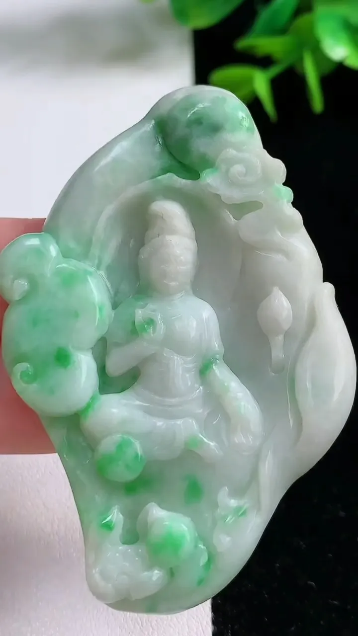 天然A货翡翠观音菩萨吊坠，尺寸64.2-45.8-7.6，重:35.53g
8月14日