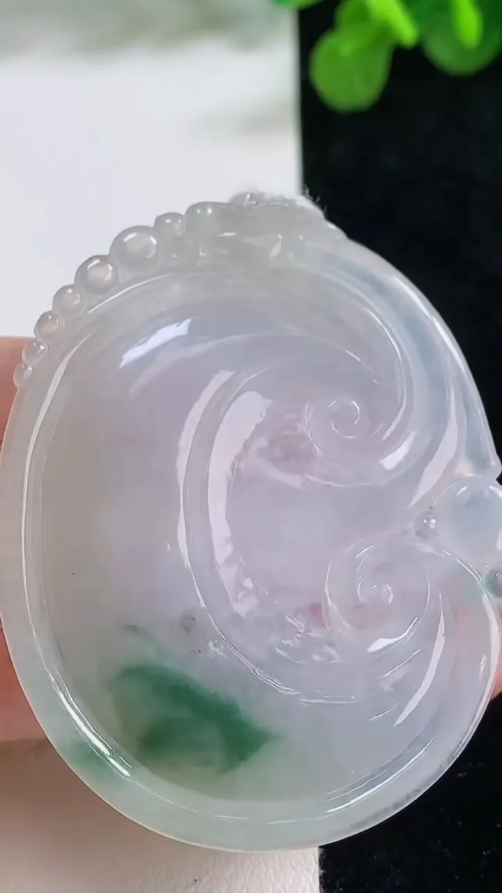 天然A货翡翠飘花如意吊坠，尺寸53.4-41.6-5.5，重量:23.34g
8月14日