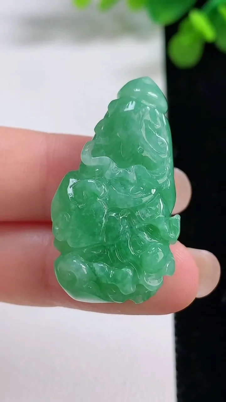 天然A货翡翠白菜吊坠，尺寸35.7-18-12.2，重量:12.84g
8月14日