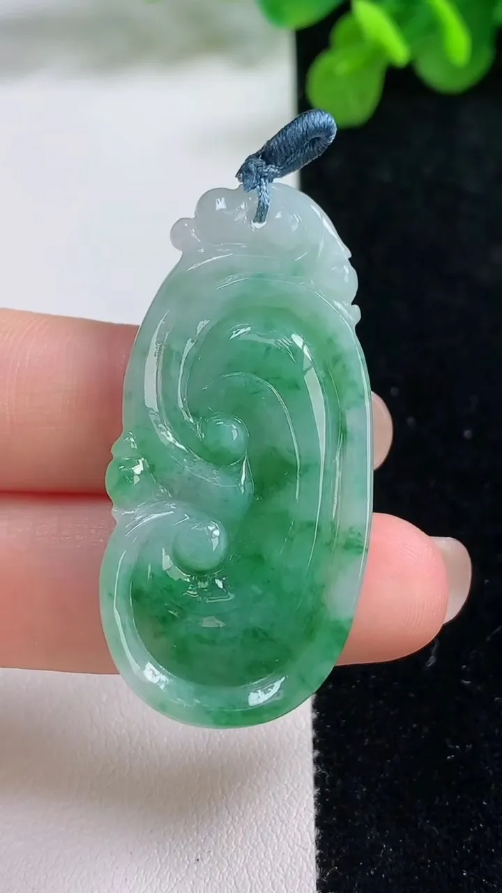 天然A货翡翠如意吊坠，尺寸45-21-5.3，重量:9.60g
8月14日