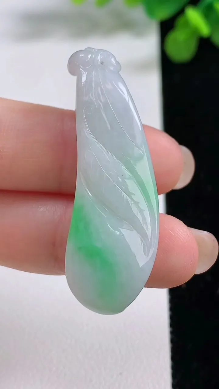 天然A货翡翠福豆吊坠，尺寸44.4-14.7-9.2，重量:9.31g
8月14日