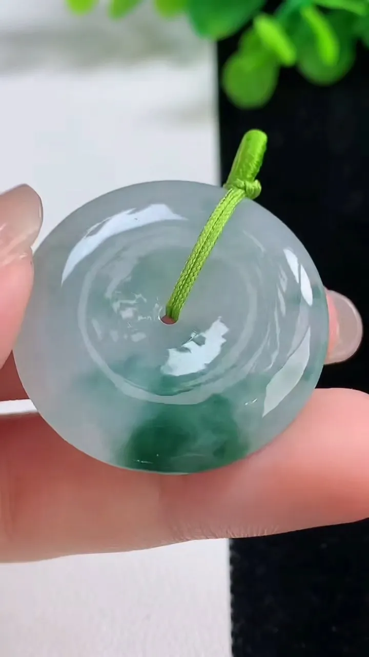 天然A货翡翠飘花平安扣吊坠，尺寸32-5.7，重量:12.15g
8月14日