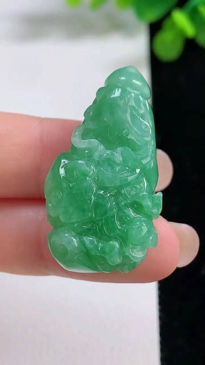 天然A货翡翠白菜吊坠，尺寸35.7-18-12.2，重量:12.84g
8月14日
