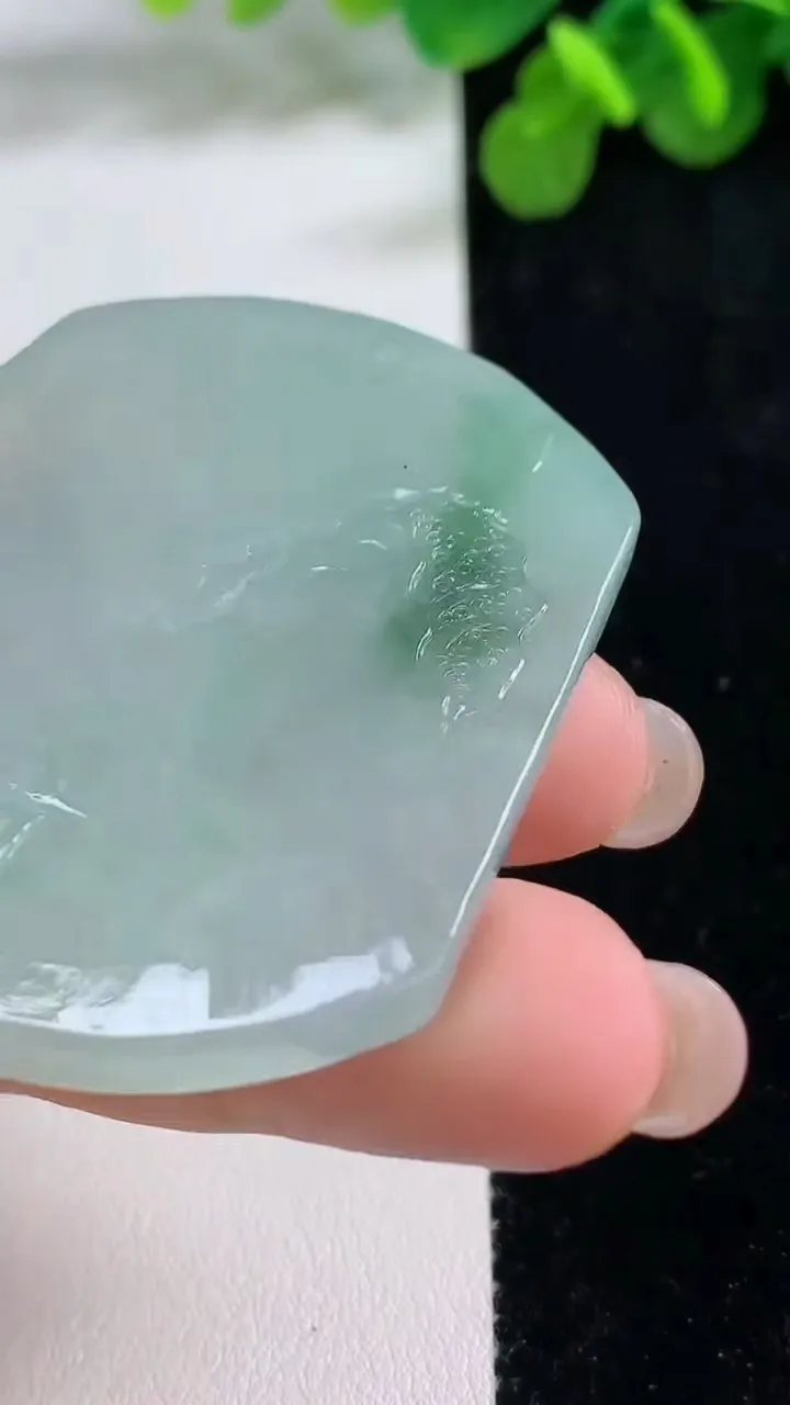 天然A货翡翠山水牌吊坠，尺寸51-44-5.3，重量:30.45g
8月14日